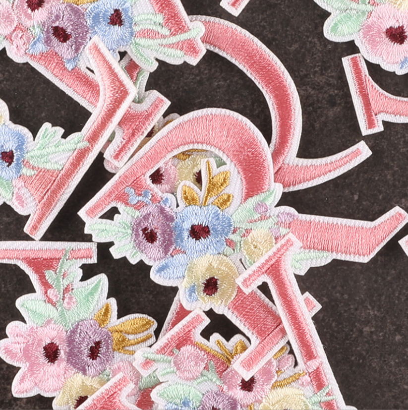 10個入り ピンクの花柄 アルファベット刺繍ワッペン アイロ - Sewing Id のレビューと価格